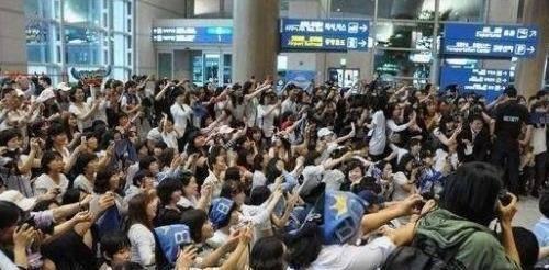 追星粉丝吃瓜,粉丝吃瓜，揭秘明星幕后故事