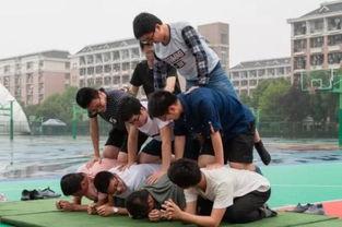 情侣学校操场吃瓜,情侣操场共享甜蜜瓜果时光