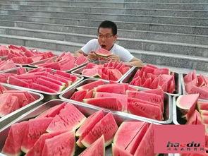 表演老师吃瓜,现场笑料百出