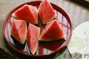 老人早上吃瓜好吗,健康还是不宜？揭秘真相