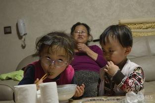 和女儿吃瓜猜拳,与女儿共享“吃瓜猜拳”欢乐时光