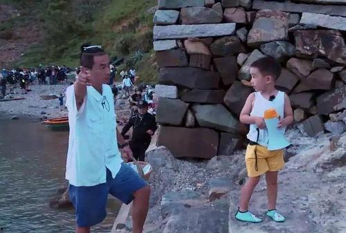 吃瓜女孩妈妈跳楼,吃瓜女孩妈妈跳楼事件引发社会深思”