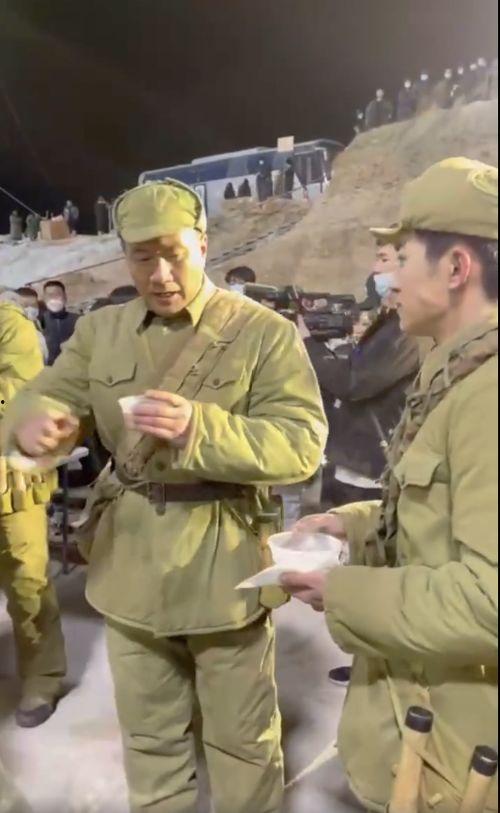 大兵来到地里吃瓜,一场欢乐的“吃瓜”之旅