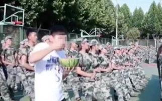 学弟军训学长吃瓜